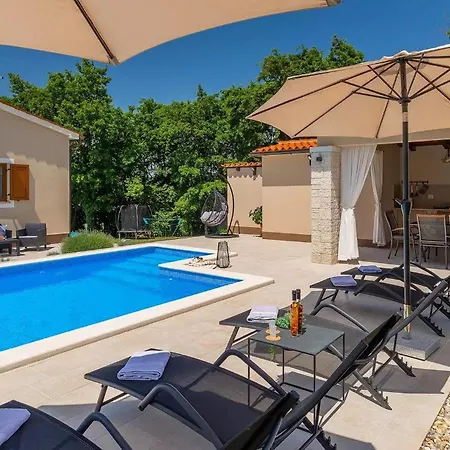 別荘 Bozac プーラ